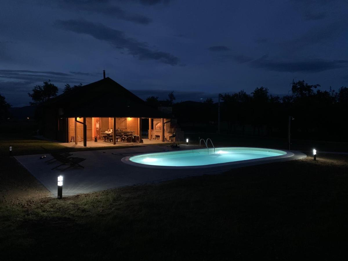 V'S Place - Wooden House With Heated Pool And Outdoor Sauna Otočac المظهر الخارجي الصورة