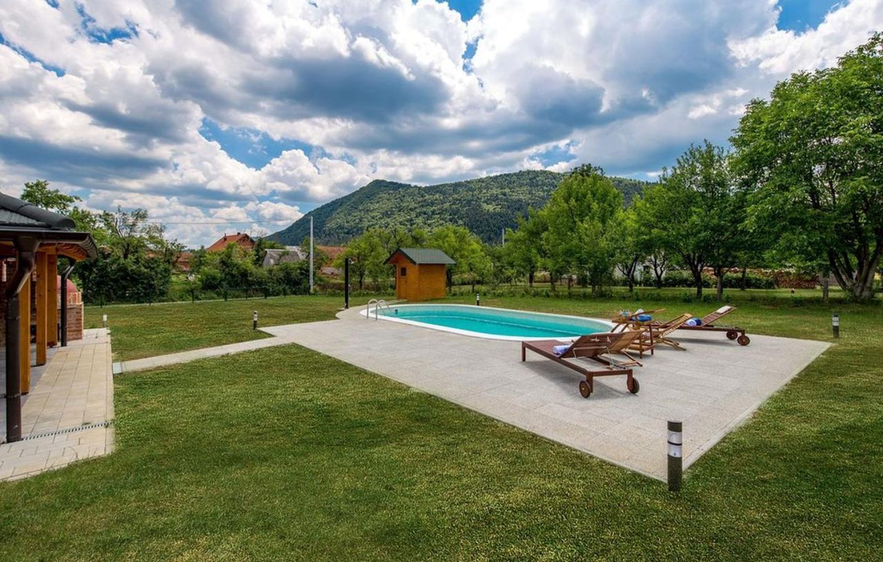 V'S Place - Wooden House With Heated Pool And Outdoor Sauna Otočac المظهر الخارجي الصورة