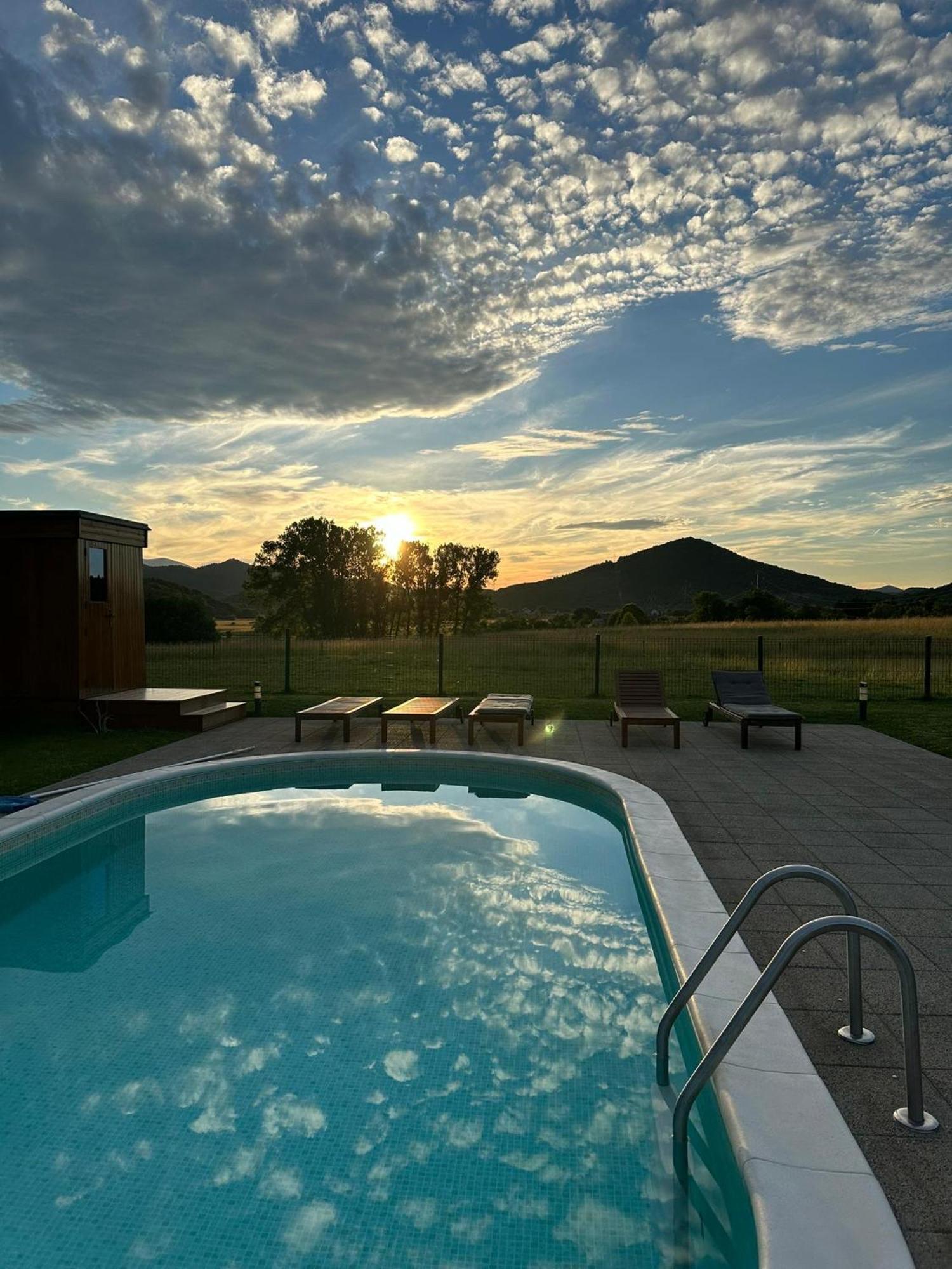 V'S Place - Wooden House With Heated Pool And Outdoor Sauna Otočac المظهر الخارجي الصورة